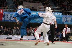 Pratiquant exécutant un coup de pied en Kudo